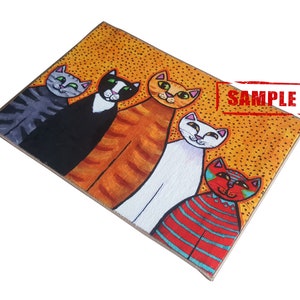Pu&ograve; includere: Un'illustrazione colorata di cinque gatti su uno sfondo giallo con punti neri. I gatti sono tutti di colori diversi e hanno espressioni diverse. Il testo "SAMPLE" &egrave; stampato in rosso nell'angolo in alto a destra dell'immagine.