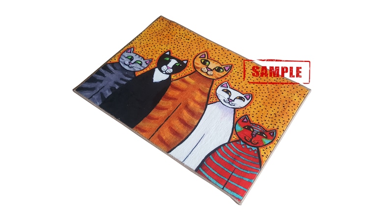 Pu&ograve; includere: Un'illustrazione colorata di cinque gatti su uno sfondo giallo con punti neri. I gatti sono tutti di colori diversi e hanno espressioni diverse. Il testo "SAMPLE" &egrave; stampato in rosso nell'angolo in alto a destra dell'immagine.