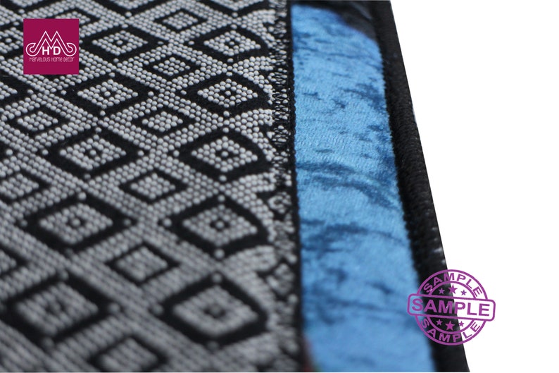 Puede incluir: Primer plano de una tela con estampado en blanco y negro con un borde de tela azul. La tela tiene un dise&ntilde;o geom&eacute;trico con peque&ntilde;os puntos blancos. El borde es de color azul s&oacute;lido. La palabra "SAMPLE" est&aacute; estampada en morado en la tela azul.