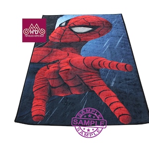 Puede incluir: Una alfombra roja y azul con una imagen de primer plano de la mano de Spider-Man extendi&eacute;ndose. La alfombra tiene un fondo azul oscuro con un patr&oacute;n de lluvia. El texto "SAMPLE" est&aacute; impreso en morado sobre un c&iacute;rculo blanco.
