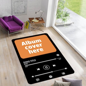 Könnte beinhalten: Schwarzer und orangefarbener Teppich mit einem Musikplayer-Design. Der Teppich hat ein großes Rechteck in der Mitte mit dem Text "Album cover here". Der Teppich verfügt außerdem über eine Musikplayer-Oberfläche mit Schaltflächen zum Abspielen, Pausieren, Überspringen und Einstellen der Lautstärke.