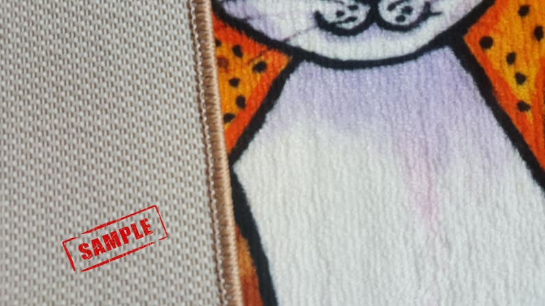 Pu&ograve; includere: Primo piano di un tappeto beige con un bordo marrone. Il tappeto ha una superficie testurizzata e la parola "SAMPLE" &egrave; stampata in rosso sul tappeto.
