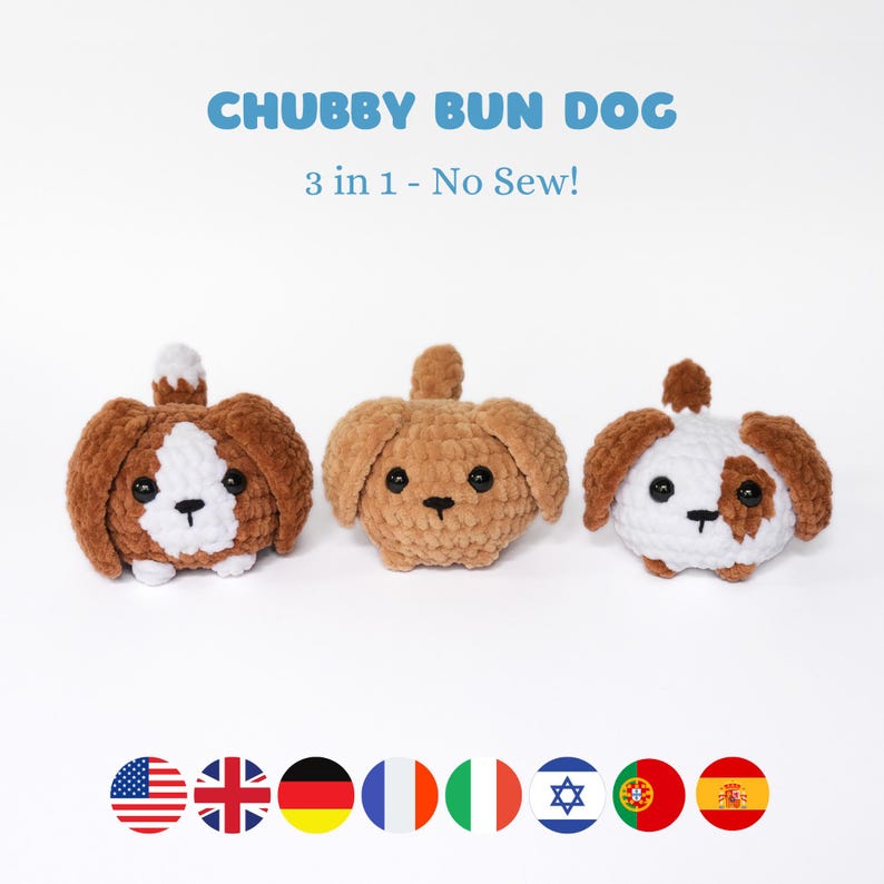 Pu&ograve; includere: Tre giocattoli di peluche per cani all'uncinetto in diverse combinazioni di colori. I cani sono marroni e bianchi, marroni e bianchi con macchie marroni. I giocattoli sono tutti in fila su uno sfondo bianco. Il testo "CHUBBY BUN DOG" e "3 in 1 - No Sew!" &egrave; sopra i giocattoli.