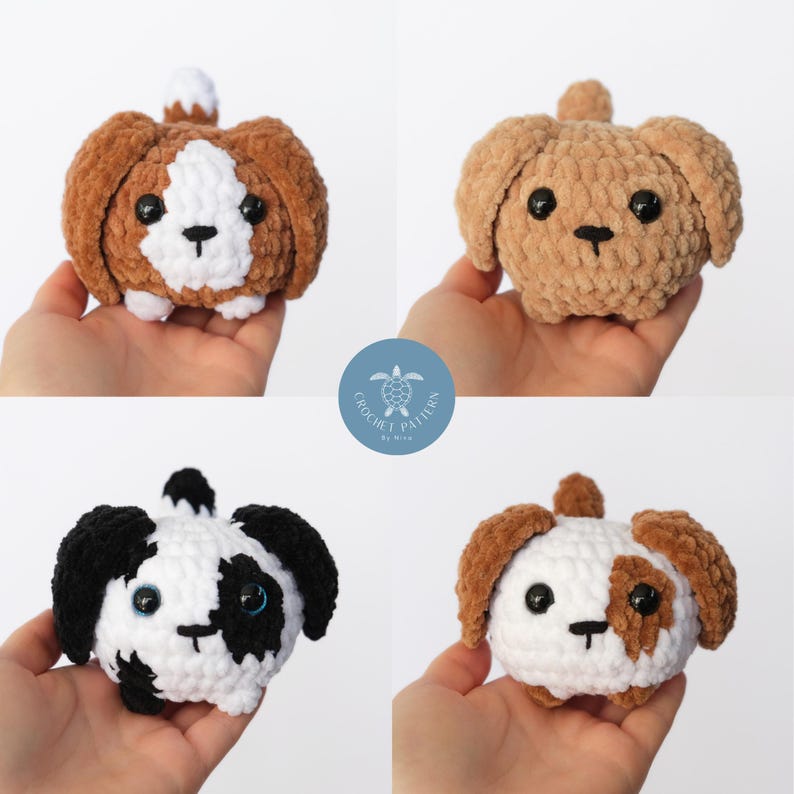 Pu&ograve; includere: Quattro giocattoli di peluche per cani all'uncinetto. I cani sono marroni e bianchi, neri e bianchi e marroni con accenti bianchi. I cani hanno occhi neri e nasi marroni. Tutti i cani sono seduti e hanno la coda alzata.