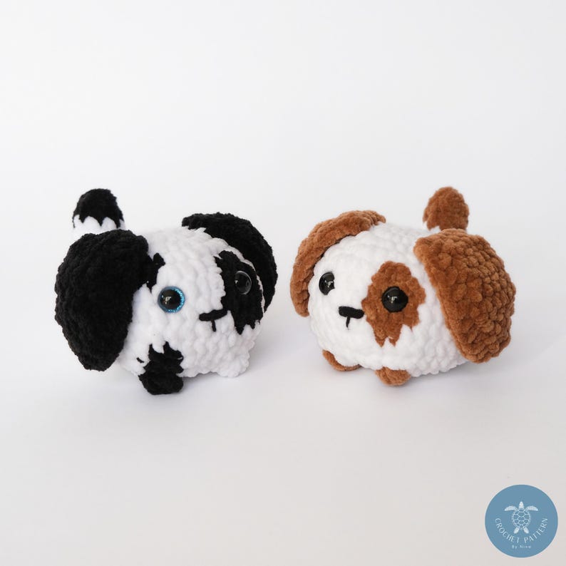 Pu&ograve; includere: Due giocattoli di peluche a forma di cane realizzati all'uncinetto. Uno &egrave; bianco e nero con occhi blu e l'altro &egrave; bianco e marrone con occhi neri.