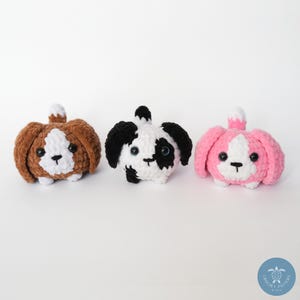 Pu&ograve; includere: Tre giocattoli di peluche per cani all'uncinetto. Uno &egrave; marrone e bianco, uno &egrave; nero e bianco e uno &egrave; rosa e bianco.