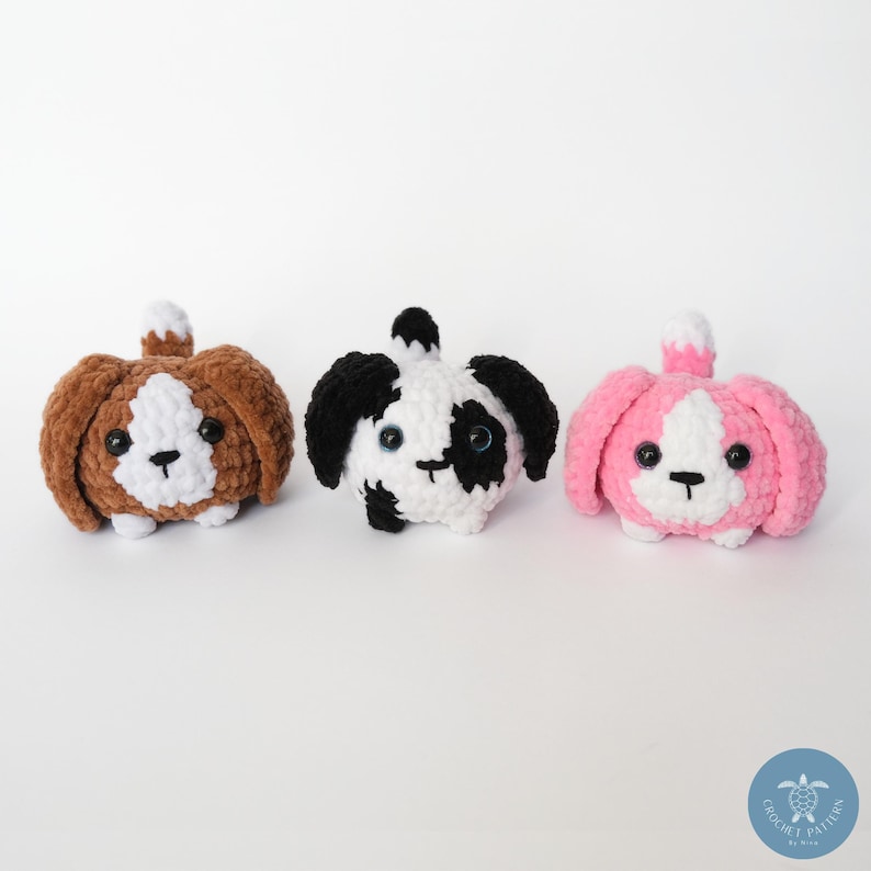 Pu&ograve; includere: Tre giocattoli di peluche per cani all'uncinetto. Uno &egrave; marrone e bianco, uno &egrave; nero e bianco e uno &egrave; rosa e bianco.