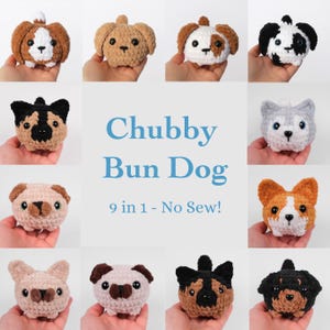 Può includere: Una collezione di nove giocattoli per cani all'uncinetto in vari colori e motivi, tra cui marrone, nero, bianco e grigio. Il testo "Chubby Bun Dog" e "9 in 1 - No Sew!" è visualizzato in blu.