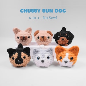 Può includere: Sei teste di cane all'uncinetto in vari colori, tra cui beige, nero, grigio e arancione. Ogni testa di cane ha caratteristiche uniche, come forme delle orecchie e segni sul viso. Il testo "CHUBBY BUN DOG" e "6-in-1 - No Sew!" sono visibili.