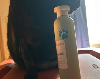 Brilla y resplandece con nuestro nuevo producto: champú orgánico para mascotas. Aprobado por Max, ¡quien dice que funciona a la perfección!