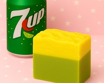 Jabón artesanal 7-Up con aroma a bizcocho: refrescante jabón cítrico y dulce.