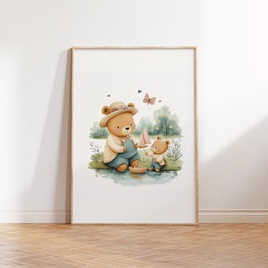Mamá osa e hijo jugando con barcos en estanque ilustración acuarela, plakat imprimible, arte infantil, dekoracje infantil, pobierz cyfrowo