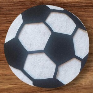 Decorazione a forma di ghirlanda in feltro, a forma di pallone da calcio a 2 strati, decorazione sportiva tagliata al laser, applicazione sportiva con colla, silhouette da cucire, J5CraftSupply