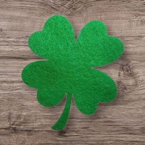 フェルト製シャムロックの切り抜き、聖パトリックデーのリースの飾り付け、縫い付けアミグリミのアクセント、