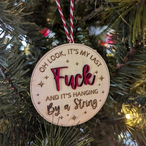 Last fuck Ornament, an einem Faden hängend