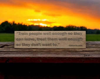 Train your people Zitat von Richard Branson - Holzdekor