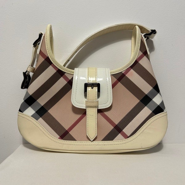 sac à bandoulière vintage Burberry Nova Check. Toile enduite, cuir verni, impression Burberry. Bandoulière réglable avec une fermeture à bouton sur le dessus.