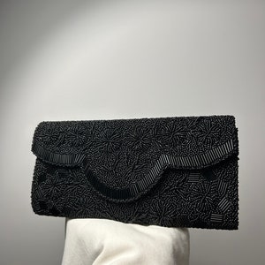 pochette noire pour femme vintage, perles cousues main, doublure en satin noir et fermeture à bouton-pression sur le devant. Années 60, parfait état.