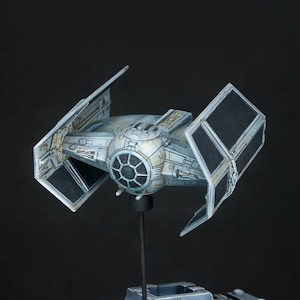 Bandai-schaalmodel van Darth Vaders TIE Advanced. Plastic model van het Star Wars TIE Fighter-schip. Beschikbaar op aanvraag.
