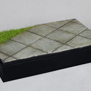 Bases decorated with sand, earth, cement, grass. Personalized wooden bases. Prefabricated dioramas for scale models and figures.
