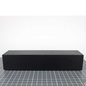 Base negra mate de MDF para miniaturas y decoración – Peana de madera panorámica 5x25cm - Altura 4cm