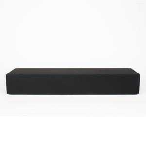 Peut inclure: Un présentoir rectangulaire noir uni. Le support est une longue plateforme basse avec une finition mate. L'objet est placé sur un fond blanc uni, soulignant sa forme et sa couleur.