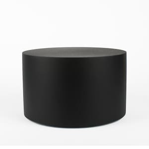 Puede incluir: Un objeto cilíndrico negro sólido con una parte superior plana. El objeto está hecho de un material mate y está sobre un fondo blanco. La forma es un diseño simple y moderno.