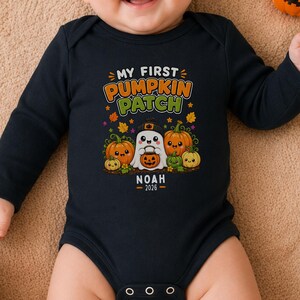 Könnte beinhalten: Ein schwarzer langärmeliger Babybody mit einem Grafikdruck, der den Text My First Pumpkin Patch, Noah und 2026 zeigt. Das Design umfasst ein Gespenst mit Hut, verschiedene orangefarbene Kürbisse und bunte Herbstblätter auf dunklem Stoff.