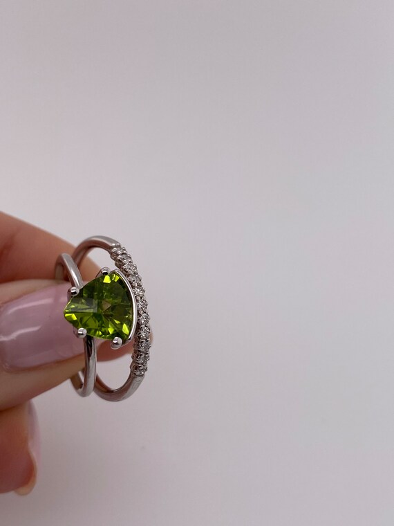 14K Yellow Gold Ladies Peridot and Diamond Ring - image 4