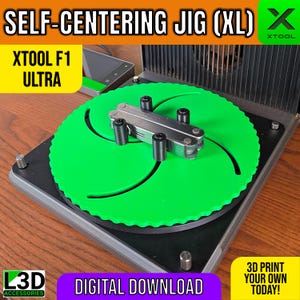 Puede incluir: Una plantilla autocentrante con un componente circular verde brillante y una multiherramienta plateada. La plantilla tiene el texto "SELF-CENTERING JIG (XL)", "XTOOL F1 ULTRA", "DIGITAL DOWNLOAD" y "3D PRINT YOUR OWN TODAY!"