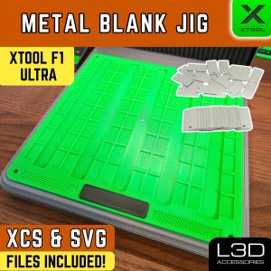Könnte beinhalten: Eine grüne Metall-Rohlingsvorrichtung mit dem Text "METAL BLANK JIG" und "XTOOL F1 ULTRA". Das Bild enthält auch den Text "XCS & SVG FILES INCLUDED!". Mehrere kleine, silberne Metallrohlinge sind auf der Vorrichtung abgebildet.