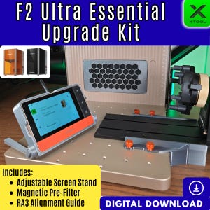 Könnte beinhalten: Das Bild zeigt ein F2 Ultra Essential Upgrade Kit mit verstellbarem Bildschirmständer, Magnetvorfilter und RA3-Ausrichtungsführung. Das Kit ist für Lasergravur und -schnitt bestimmt, mit digitalem Download. Ein kleiner Bildschirm mit digitaler Oberfläche ist ebenfalls sichtbar.