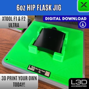 以下が含まれることがあります： 6オンスのヒップフラスコ用の緑とグレーの3Dプリントジグ。ジグには黒いフラスコホルダーがあり、「6oz Hip Flask Jig」というテキストがあります。画像には「3D Print Your Own Today！」と「Digital Download」というテキストも含まれています。
