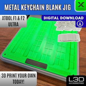 Puede incluir: Una plantilla de llavero metálico en blanco verde con el texto "METAL KEYCHAIN BLANK JIG" y "XTOOL F1 & F2 ULTRA". La imagen también incluye el texto "DESCARGA DIGITAL" y "¡IMPRIME EN 3D EL TUYO HOY!".