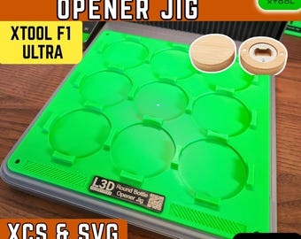 Op de afbeelding: Een groene mal voor ronde flesopeners met de tekst "ROUND BOTTLE OPENER JIG" en "XTOOL F1 ULTRA". Inclusief XCS- en SVG-bestanden. Voorzien van een houten flesopener en een houten schijf. Het L3D Accessories logo is zichtbaar.