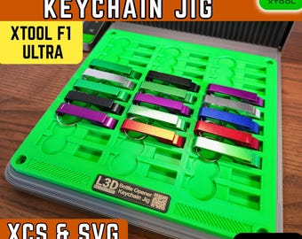 Op de afbeelding: Een groene mal voor flesopener sleutelhangers met meerdere gekleurde metalen openers. De tekst "BOTTLE OPENER KEYCHAIN JIG" staat bovenaan. De tekst "XTOOL F1 ULTRA" staat links. De tekst "XCS & SVG FILES INCLUDED!" staat onderaan.