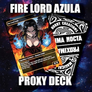 Puede incluir: Un mazo proxy con una carta con el texto "Fire Lord Azula" y una ilustración de un personaje con llamas azules. La carta está sobre un fondo de fuego. El texto "PROXY DECK" está en la parte inferior. Una carta negra con texto blanco a la derecha.