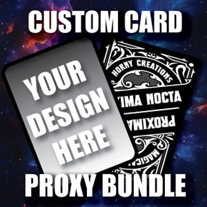 Könnte beinhalten: Ein individuelles Karten-Proxy-Bundle mit einem Schwarz-Weiß-Design. Eine Karte zeigt den Text "YOUR DESIGN HERE" auf grauem Hintergrund. Die andere Karte trägt die Aufschrift "HORNY CREATIONS" und "IMA NOCTA PROXIMA MAGIC".