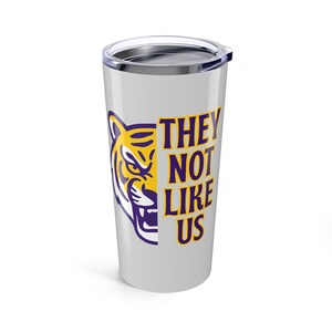 Aangepaste tijgerbeker - &quot;Ze houden niet van ons&quot; - 20oz roestvrij staal - Louisiana Sports Inspired - paars en goud - Geaux Tigers