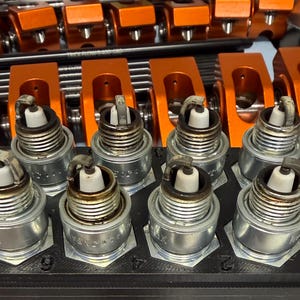 Può includere: Un cartello in legno rustico con la scritta "Welcome to our home" in lettere bianche. Il cartello presenta una finitura invecchiata e un design semplice e accogliente, perfetto per un portico o un ingresso.