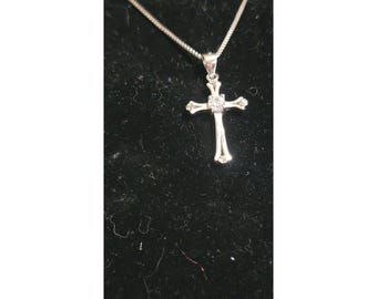 Colar com pingente de cruz em prata de lei 925 e zircônia cúbica, fabricado na Itália, com corrente tipo caixa e assinatura.