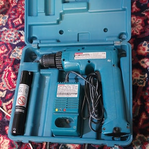 Taladro Makita VTG con batería, cargador rápido y estuche rígido. Excelente estado. Para coleccionistas.