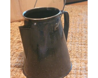 Tetera vintage de esmalte, cafetera, de granito negro moteado para camping