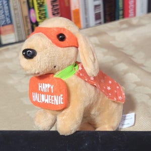 Hallmark Happy Halloweenie Dachshund 6” masked dog plush Glow in the Dark Cape