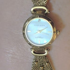 Reloj Anne Klein Fiery con madreperla y diamantes, pulsera de cadena de malla dorada *¡GENIAL!