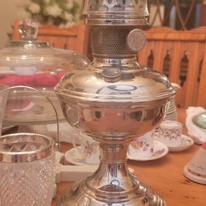 Antique ALADDIN Table Oil Kerosene Lamp Nickel Model No. 11 Chicago USA Working