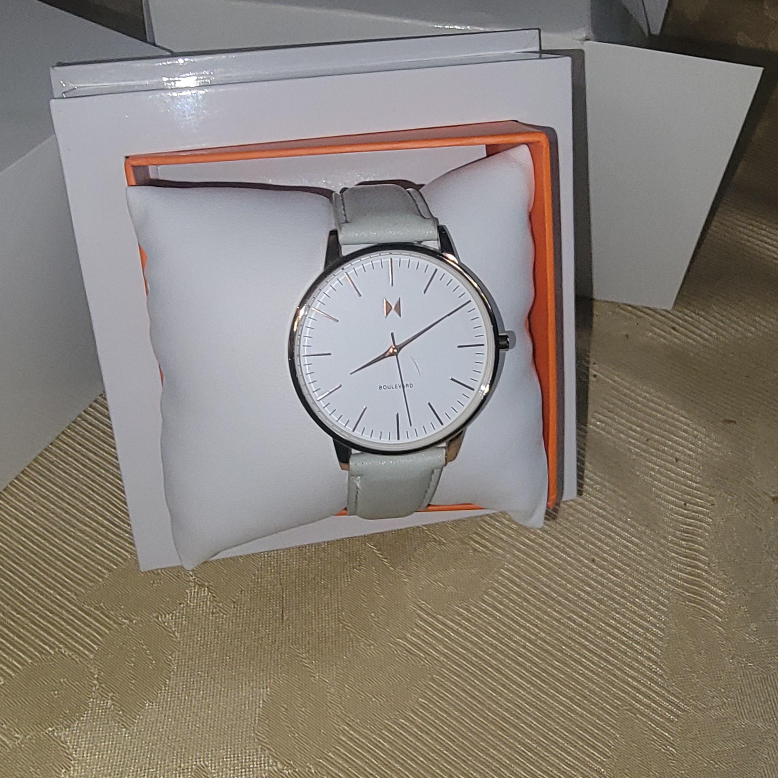 New Ladies Movado Watch White Dial & leather strap 07101382 in Box w paperwork New Ladies Movado Watch White Dial & Leather Strap 07101382  main image 2
