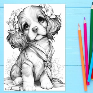 Pode incluir: Uma ilustra&ccedil;&atilde;o em preto e branco de um filhote de Cavalier King Charles Spaniel usando uma coroa de flores e uma echarpe. O filhote est&aacute; sentado em um fundo floral.
