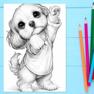 Pode incluir: Um desenho a preto e branco de um c&atilde;o pequeno a usar uma t-shirt. O c&atilde;o est&aacute; em p&eacute; sobre as suas patas traseiras com as patas da frente levantadas. O c&atilde;o tem olhos grandes e uma express&atilde;o fofa.