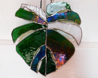 Vitral iridiscente con hojas de monstera abigarradas / Atrapasol o colgante de pared / Hecho a pedido